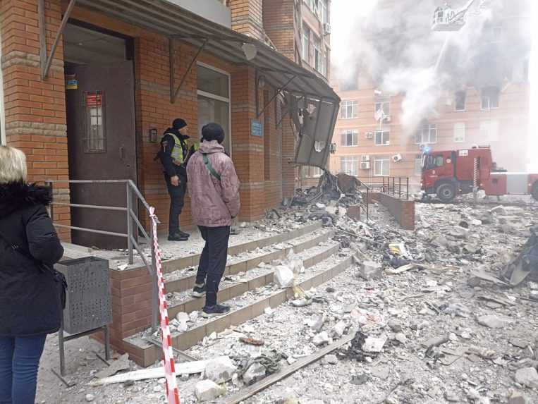 Počet obetí po jednom z najrozsiahlejších ruských útokov na Ukrajinu naďalej stúpa
