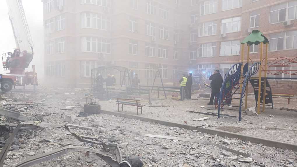 Škody v obytnej štvrti po ruskom útoku v Odese.