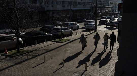 Ľudia kráčajú po ulici v centre Kyjeva.