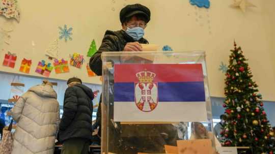 V Srbsku sa konajú parlamentné aj komunálne voľby.