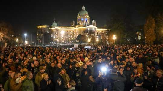 Protesty po predčasných voľbách v Srbsku.
