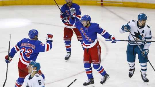 Útočník New York Rangers Artemij Panarin oslavuje gól.
