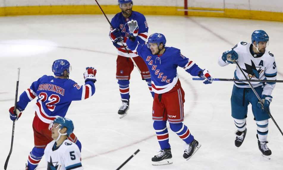 NHL: Colorado s Tatarom prehralo na ľade Los Angeles. Hetrikom sa blysli Panarin a Marchand