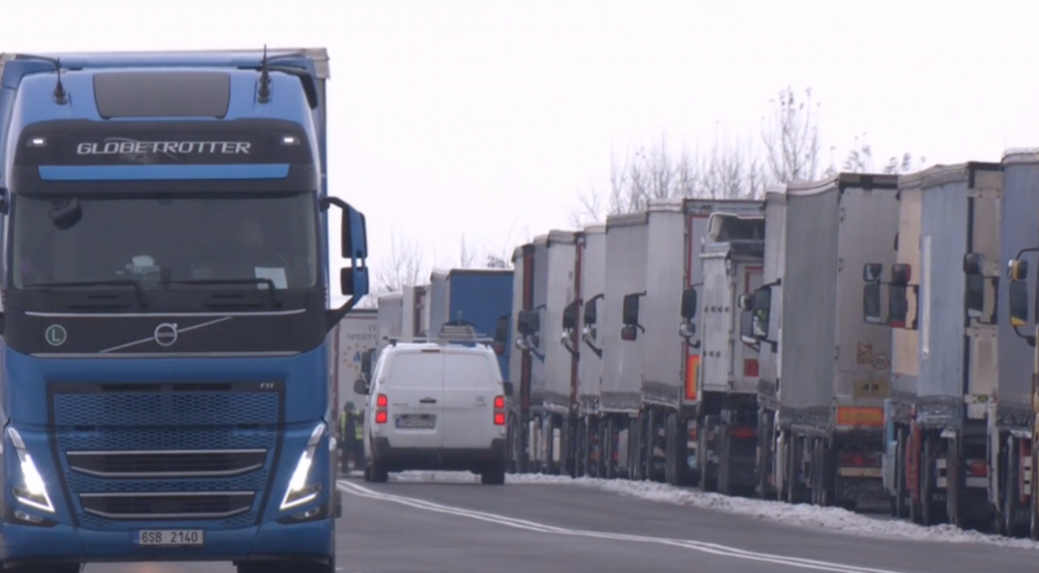 Únia autodopravcov zablokovala hraničný priechod Vyšné Nemecké. Obmedzenie má trvať do odvolania