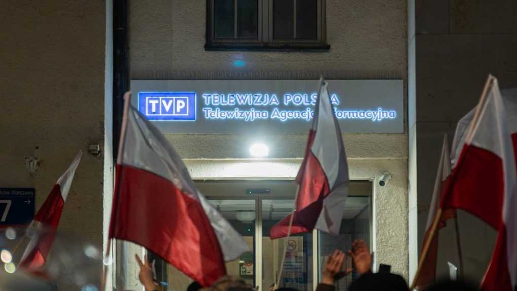 Bizarný spor v poľskom verejnoprávnom médiu: Televízia má už troch „riaditeľov“