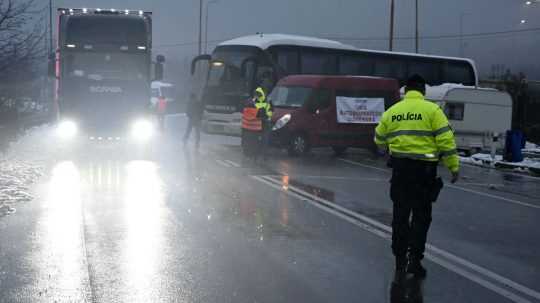 Na snímke Únia autodopravcov Slovenska (UNAS) zablokovala hraničný priechod Vyšné Nemecké - Užhorod.