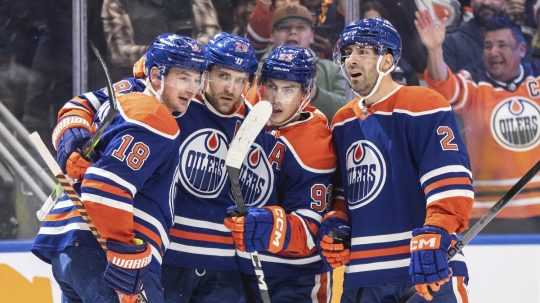 Hráči Edmontonu Oilers oslavujú gól.