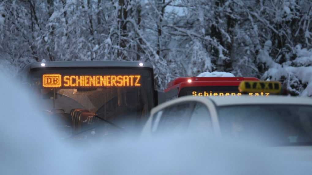 Pri nehode školského autobusu neďaleko českých hraníc zomrel chlapec (†10)