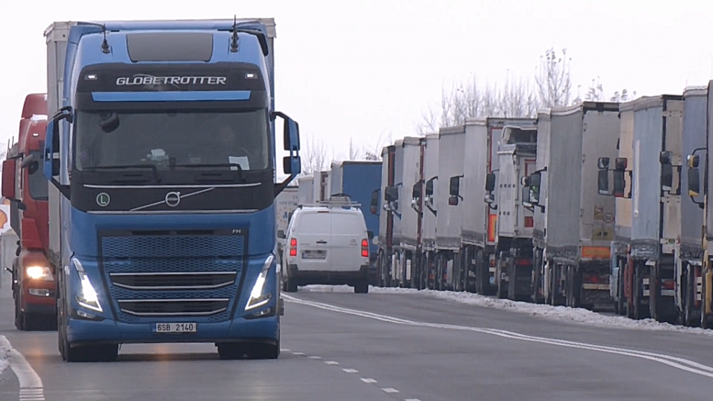 Na prudký rozmach prepravných firiem na Ukrajine doplácajú aj Slováci. Minister Ráž sľubuje kontroly kamiónov