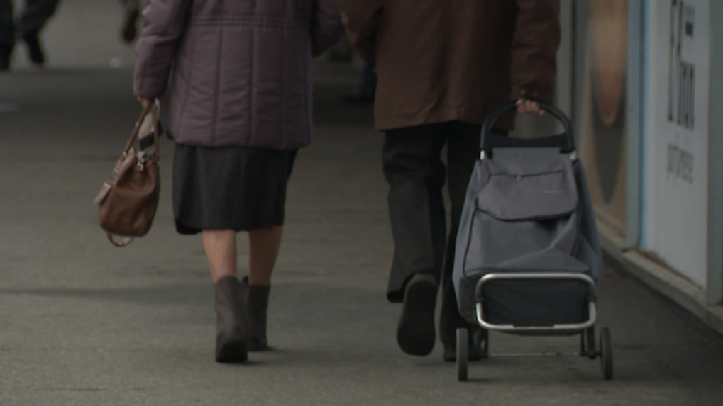 Vláda ukrojí budúcim seniorom z ich dôchodkov. Analytici kritizujú ďalší zásah do druhého piliera