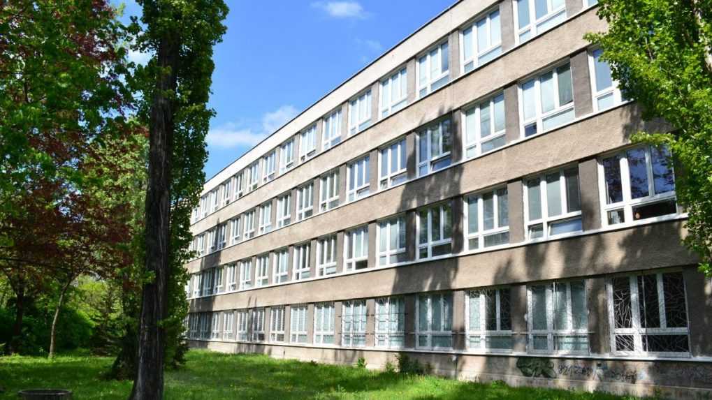 Neznámy páchateľ tvrdí, že do škôl v Bratislavskom kraji umiestnil výbušniny. Žiada 100-tisíc eur