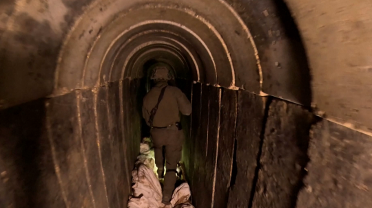 Izraelský vojak v sieti tunelov hnutia Hamas.
