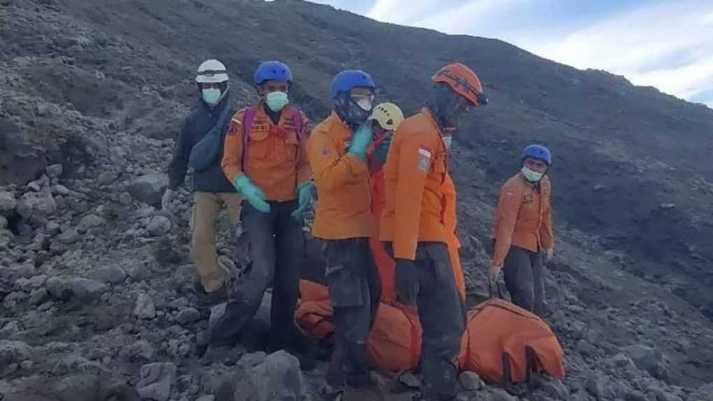 Počet obetí erupcie indonézskej sopky stúpol na 22, jedna osoba je nezvestná