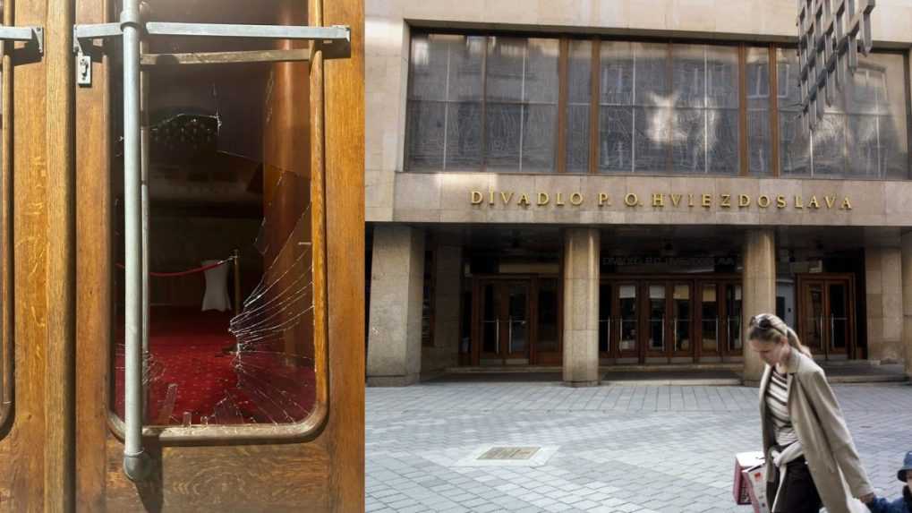 Neznámy muž rozbil dvere Divadla Pavla Országha Hviezdoslava, z miesta ušiel. Polícia po ňom intenzívne pátra