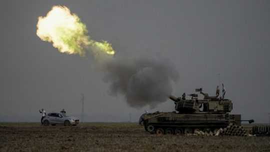 Izraelská mobilná delostrelecká jednotka strieľa z južného Izraela na Pásmo Gazy.