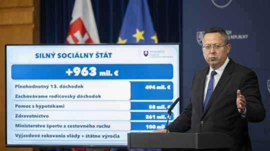 Minister financií SR Ladislav Kamenický (Smer-SD) informuje o konsolidácii verejných financií.