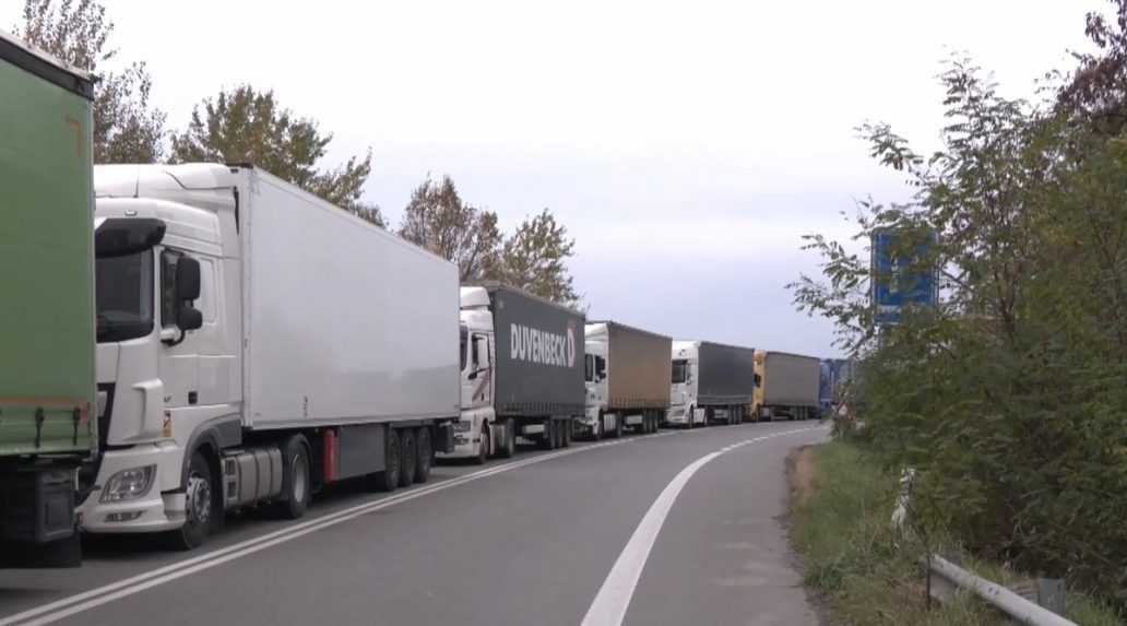Pri východnej hranici SR naďalej stoja stovky kamiónov. Vodiči v kolóne čakajú aj niekoľko dní