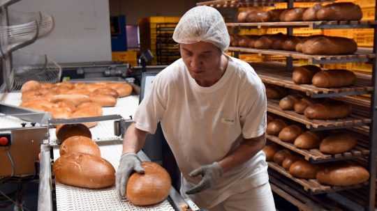 Výroba chleba v pekárni v Košiciach.