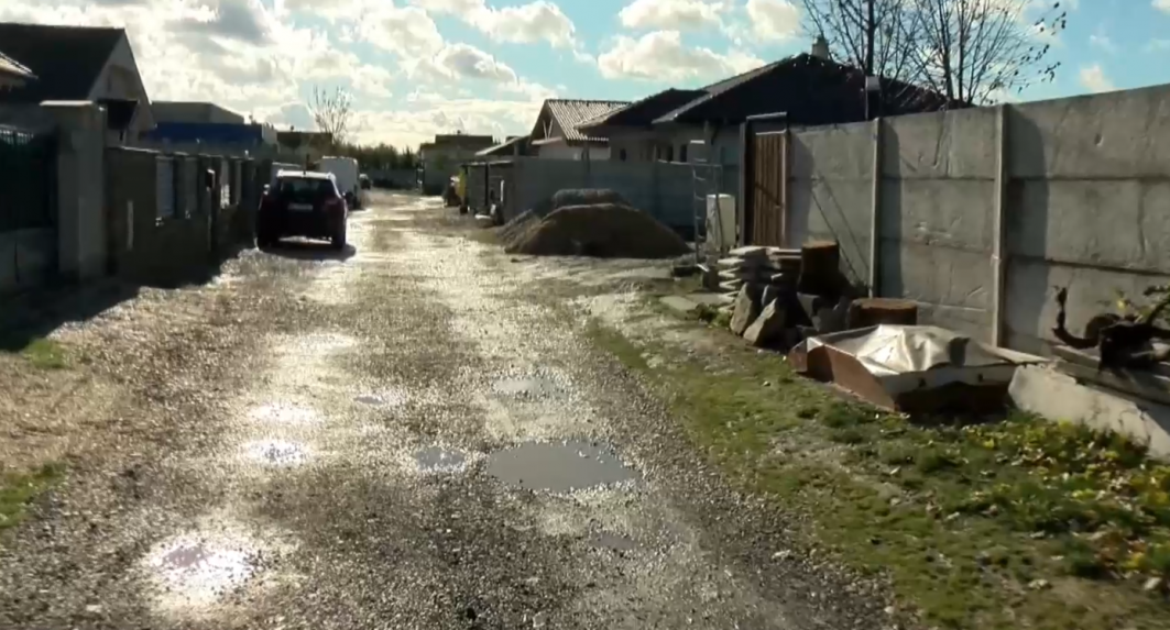 Žiadna kanalizácia, vodovod, ani cesta. Mladé rodiny sa na novej ulici v obci pri Bratislave brodia v blate