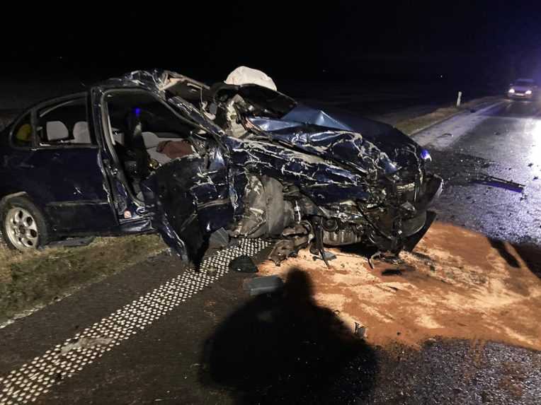 Tragická nehoda na juhu Slovenska: Po čelnej zrážke s autom, v ktorom sa viezla mladá rodina, zahynula 21-ročná žena