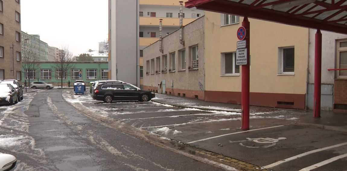 Osobní asistenti majú problém s plateným parkovaním v Bratislave. Niekde ich to vyjde aj 20 eur denne