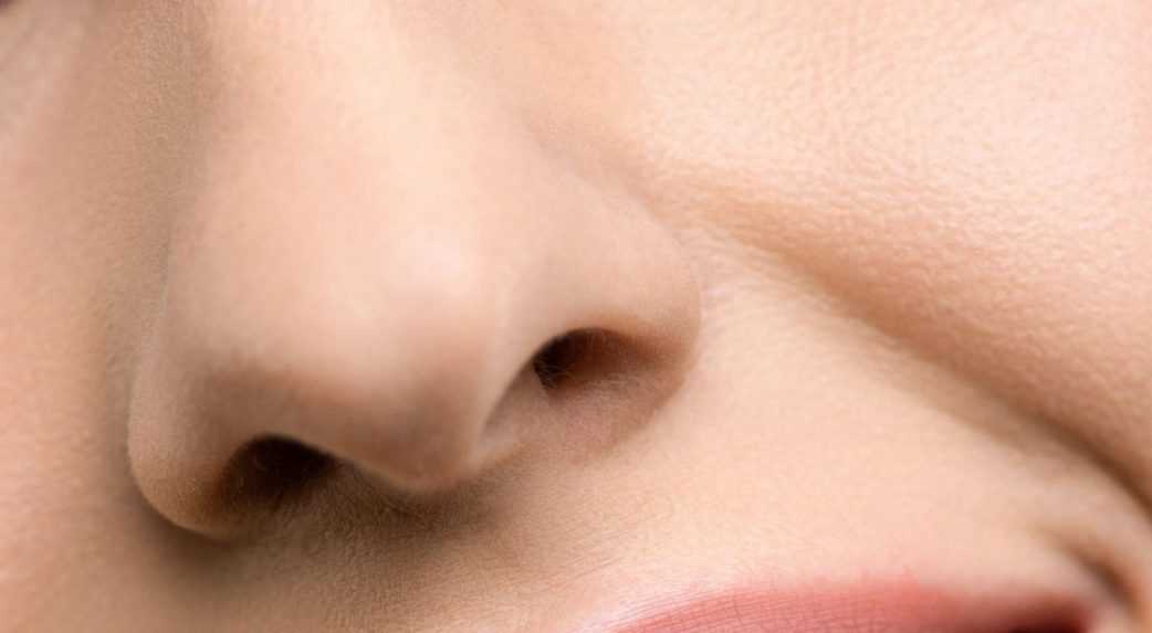 Starnutím sa zväčšujú uši aj nos, nie je to však spôsobené ich rastom. Odborník popísal, čo sa deje s tvárou vplyvom veku