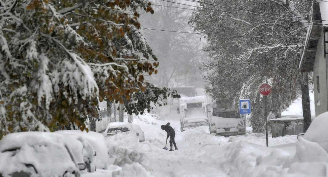 Sneh zasypal Česko. Husté sneženie zasiahlo väčšinu krajiny a narušilo dopravu, niekde platia mimoriadne výstrahy