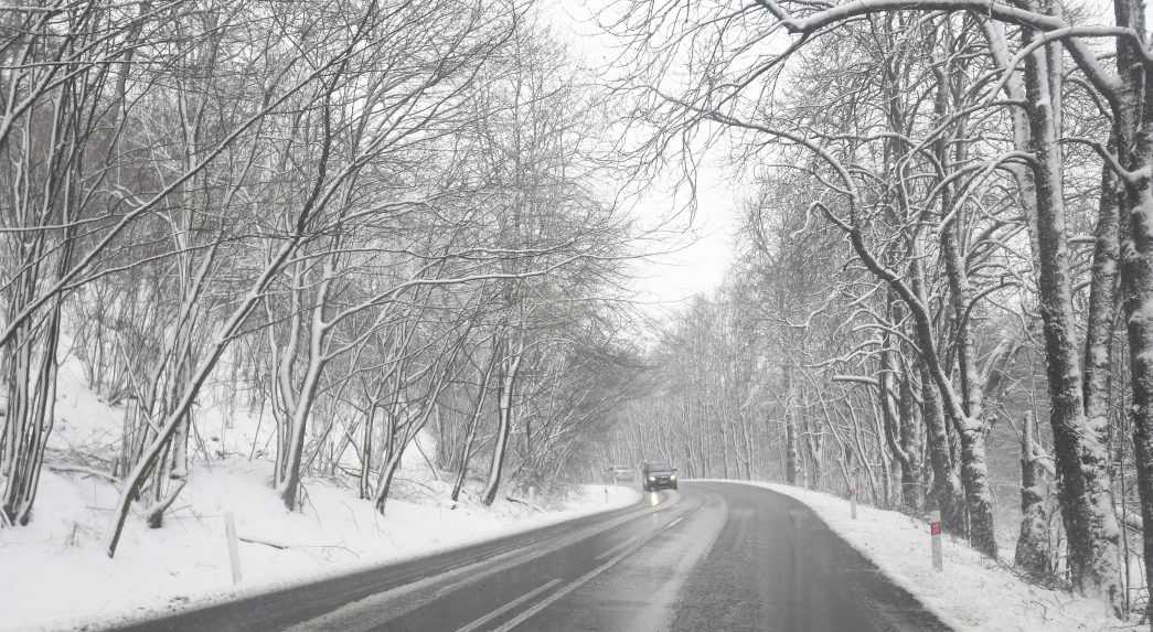 Výstraha pred snežením platí aj pre Bratislavu, mnohé slovenské cesty pokryl sneh. Horské priechody hlásia obmedzenia
