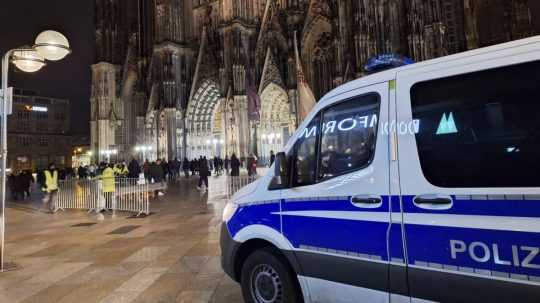 Policajti strážia katedrálu v Kolíne nad Rýnom.