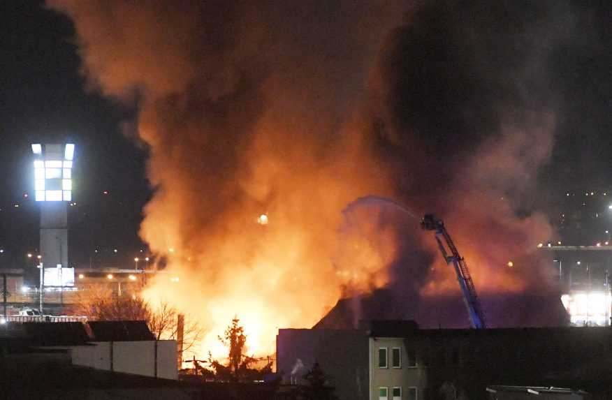 VIDEO: Mohutný požiar v Prešove hasiči lokalizovali, skontrolovali aj kvalitu ovzdušia. Polícia začala trestné stíhanie