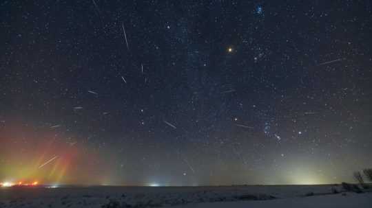 Na snímke meteorický roj Geminíd.