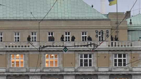 Policajný zásah na streche budovy Filozofickej fakulty v Prahe.