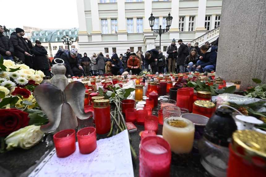 Vlna solidarity po útoku: Ľudia prispievajú do zbierky a zapaľujú sviečky pred univerzitou (fotogaléria)