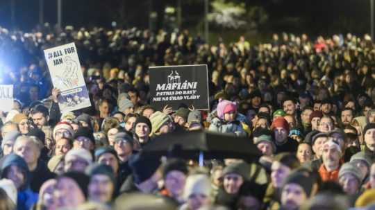 Ľudia na opozičnom proteste proti vláde v Bratislave.