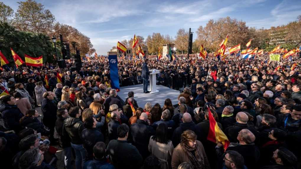 V Španielsku protestovali tisíce ľudí proti amnestii, ktorú separatistom sľúbil premiér Sánchez