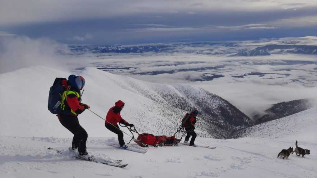 Senior bivakoval na vrchole v Tatrách, no takmer zamrzol. Horskí záchranári ho našli v poslednej chvíli