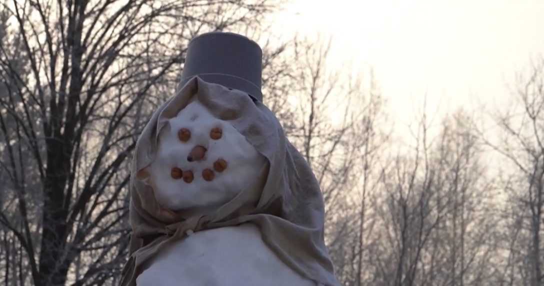 Miroslav z Krompách postavil obrovského snehuliaka. Na jeho dokončenie musel použiť aj rebrík