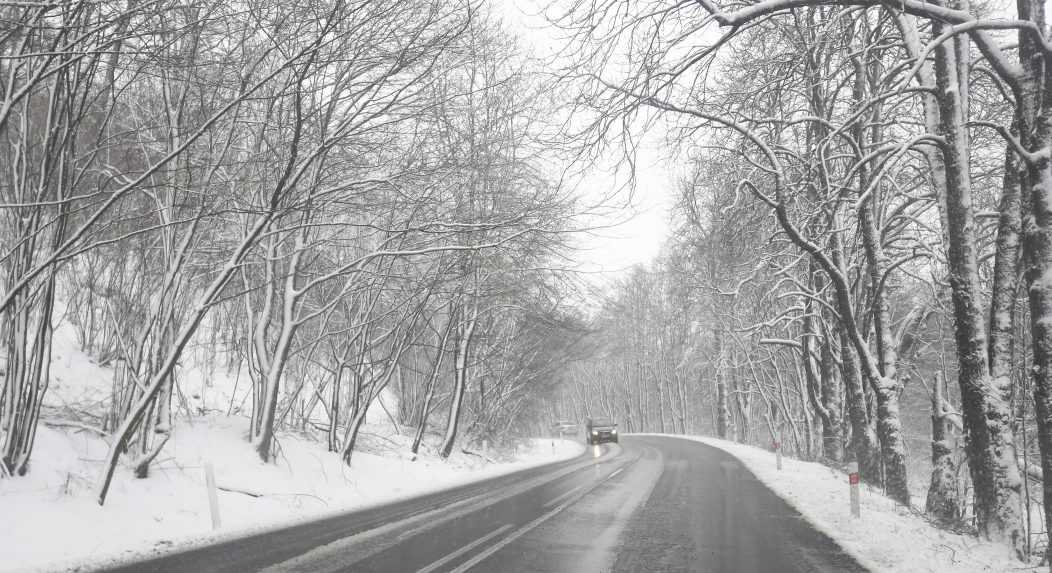 Husté sneženie znižuje na viacerých miestach viditeľnosť, varuje Slovenská správa ciest