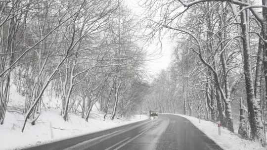 Zasnežená cesta, sneženie, zima