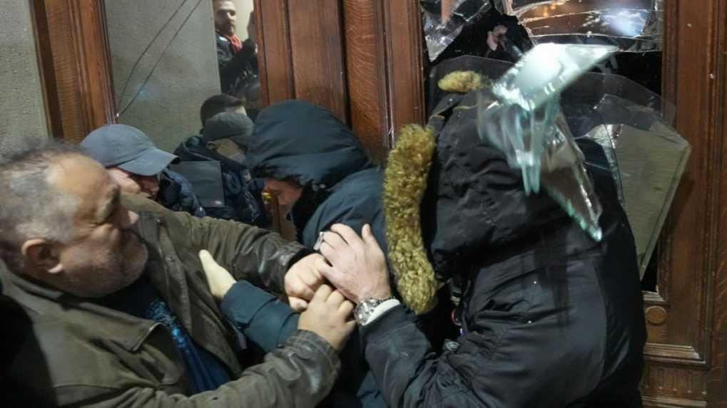 Protestujúci sa snažili vniknúť do sídla radnice v Belehrade. Polícia použila voči nim slzný plyn