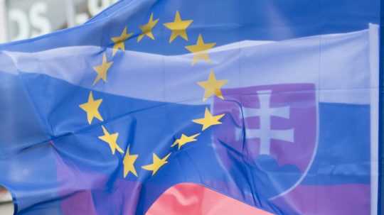 Na snímke vlajka EÚ a Slovenska.
