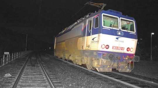 Muž utrpel ťažké zranenia pri nočnej zrážke s vlakom v Bratislave.