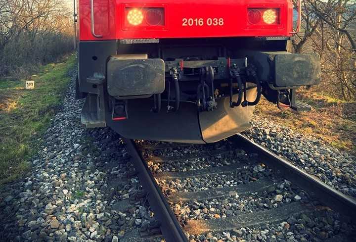 Nešťastie na železničnej trati: Po zrážke s vlakom zomrel človek, dopravu museli prerušiť