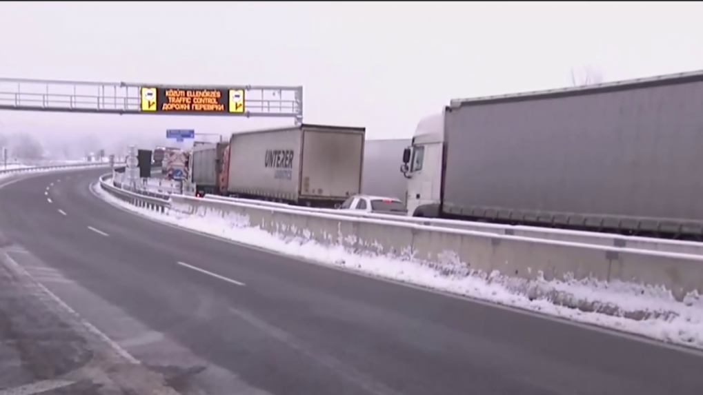 Ukrajinskí kamionisti hľadajú pre blokády alternatívne cesty. Na maďarskej hranici sa ich nahromadili stovky