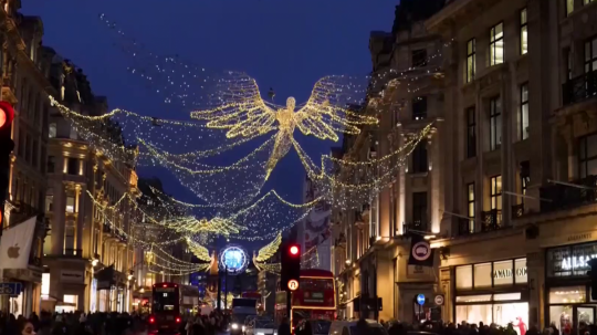Svietiacich anjelov Londýn nazval Spirits of Christmas, teda duchovia Vianoc.