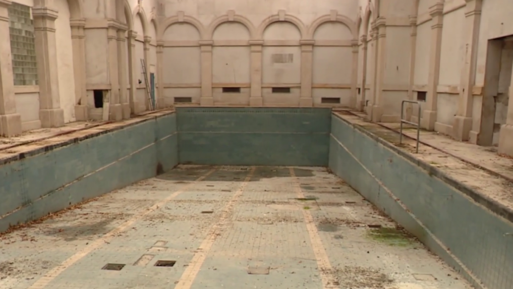 Bazén kúpeľov Grössling mali otvoriť už budúci rok. Obnova potrvá dlhšie, môžu za to námietky susedov stavby