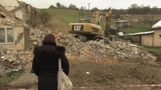 Lucia Kuzmová sleduje búranie svojho domu, ktorý zničilo zemetrasenie.