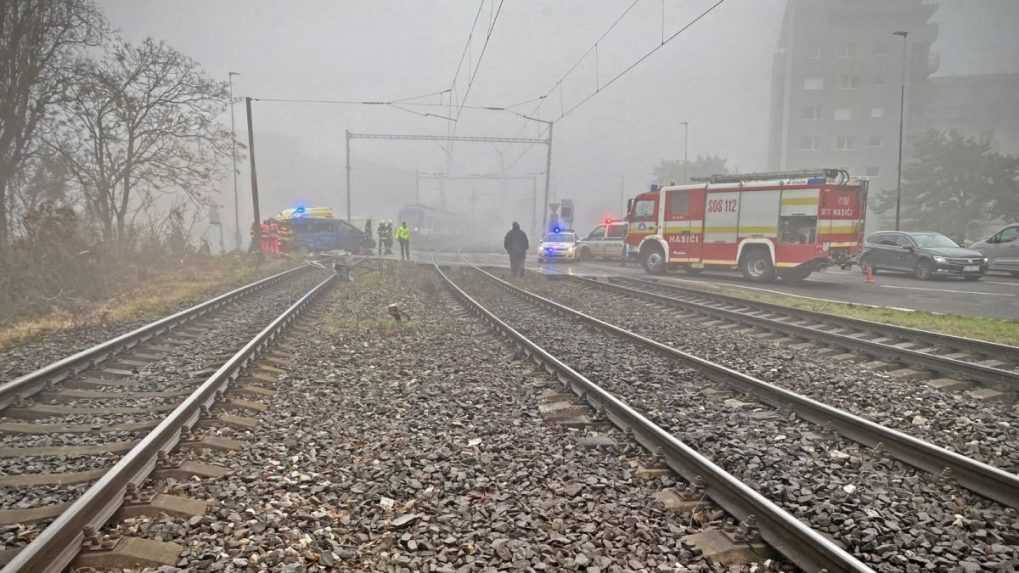 V Bratislave sa zrazilo auto s vlakom, železničnú dopravu v úseku museli zastaviť
