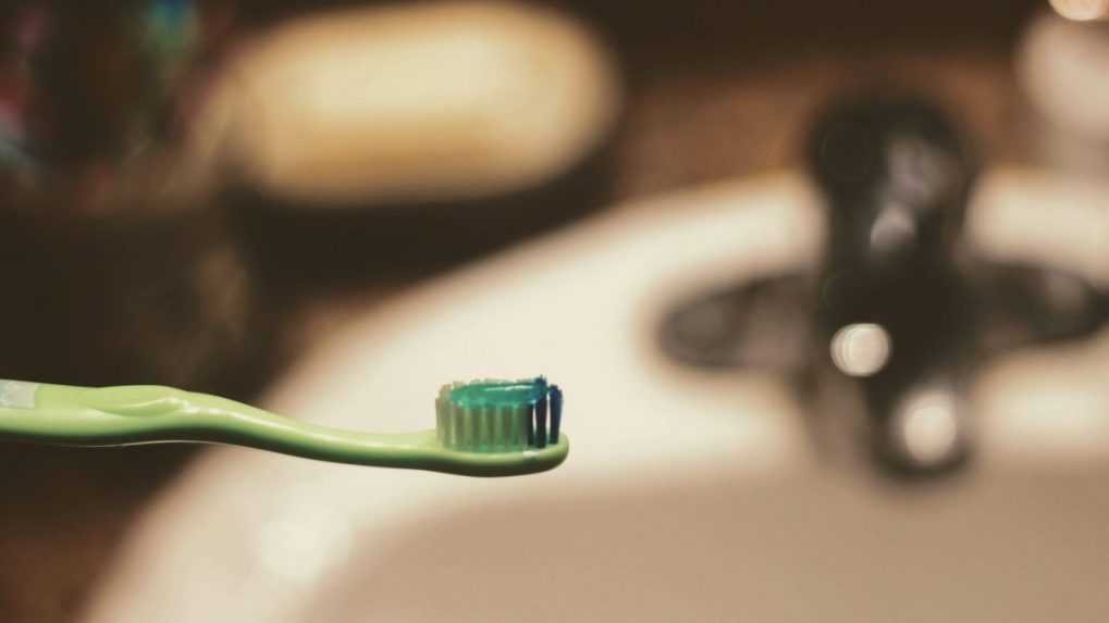 Vedci majú nové zistenia. Umývanie zubov má vplyv na výskyt zápalu pľúc