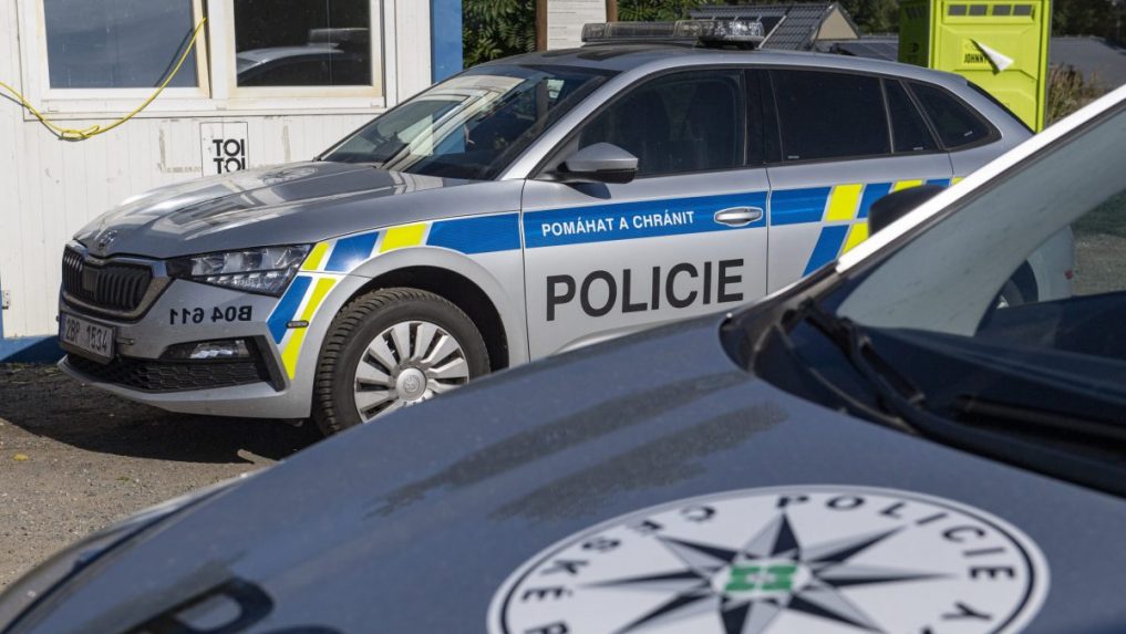 Ozbrojení muži vtrhli do domu v Česku a spútali rodinu. Pátra po nich polícia